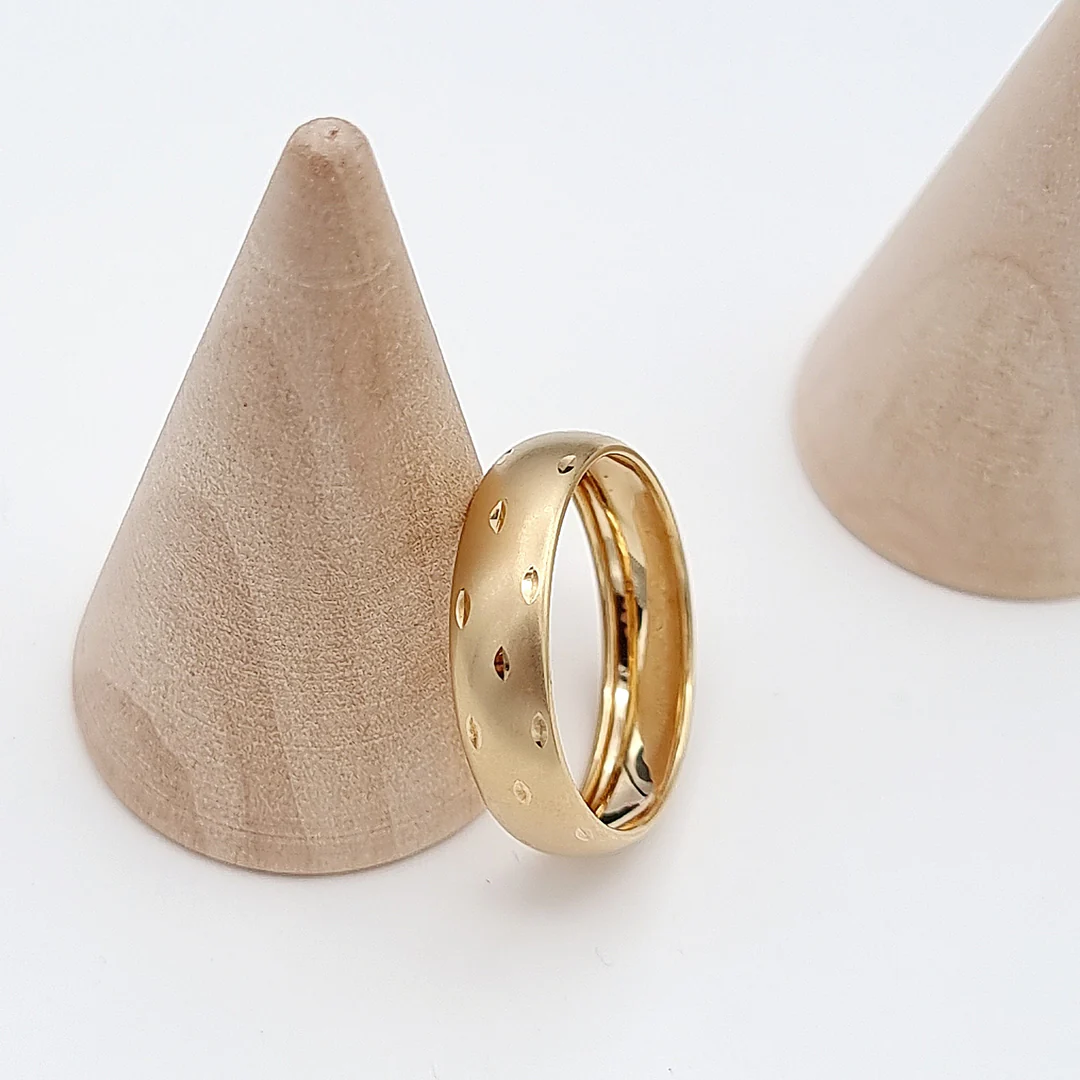 18k Gold Round Ring